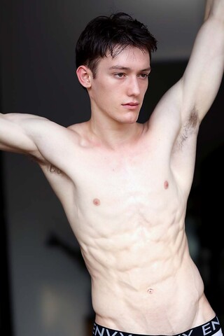 18 Y/O Ballet Dancer Kingsley Kross Gives Himself A Massive Facial!