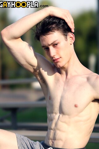 18 Y/O Ballet Dancer Kingsley Kross Gives Himself A Massive Facial!