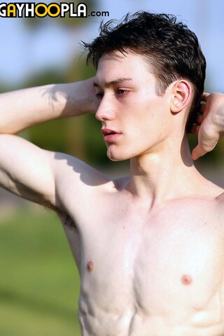 18 Y/O Ballet Dancer Kingsley Kross Gives Himself A Massive Facial!