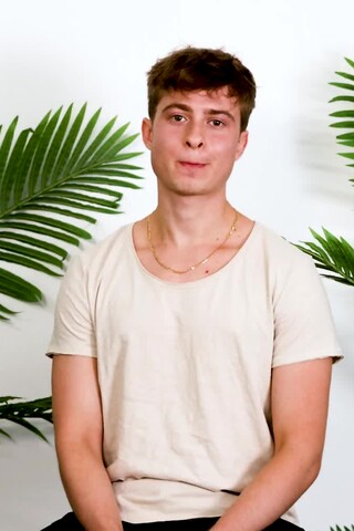 Pretty Boy Lucas Walker Is A Virgin?!