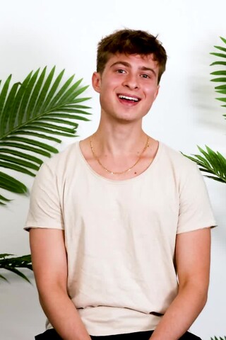 Pretty Boy Lucas Walker Is A Virgin?!