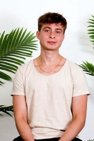 Pretty Boy Lucas Walker Is A Virgin?!