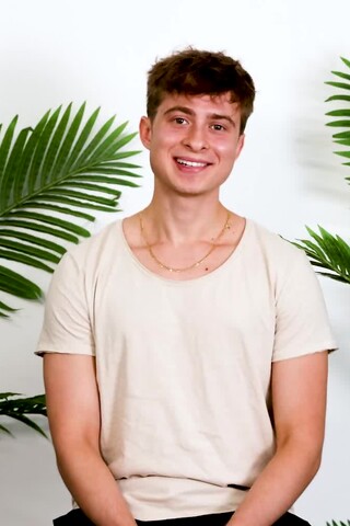 Pretty Boy Lucas Walker Is A Virgin?!