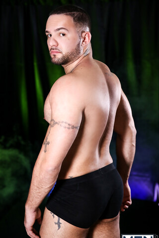 Gay hunks Julian Knowles & Darin Silvers go one-on-one without condoms