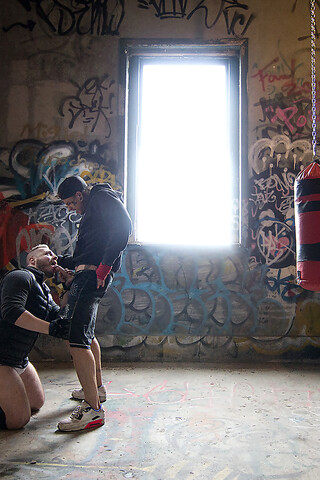 Gay men Tobias James and Bo Sinn butt fuck each other without protection