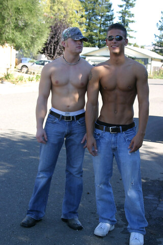 Handsome twinks Phoenix & Kenny get naked and masturbates together
